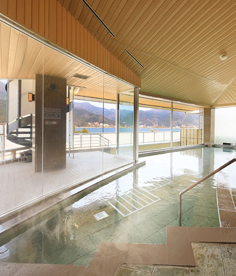 large scenic hot spring bath:image